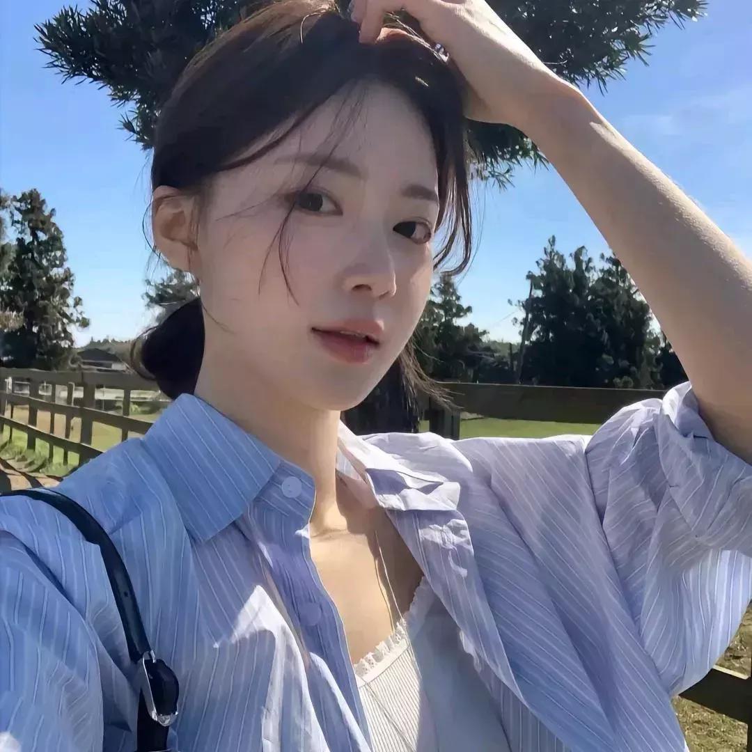 阳光明媚的午后，温柔女孩与自然相伴少女感微笑女孩 自然清新美少女 温柔美少女 自