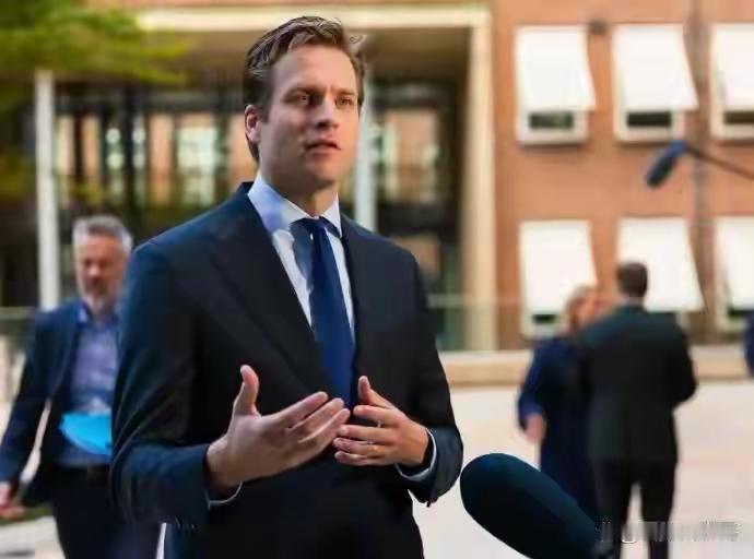 11 月 19 日，荷兰经济大臣宣布中止对安世半导体干预，距冻结其运营不足两月。