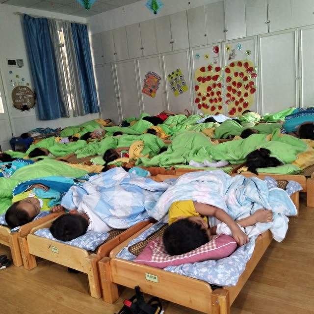 上海妈妈凌晨掉泪发现真相！幼儿园午休孩子被迫躺着不准动？