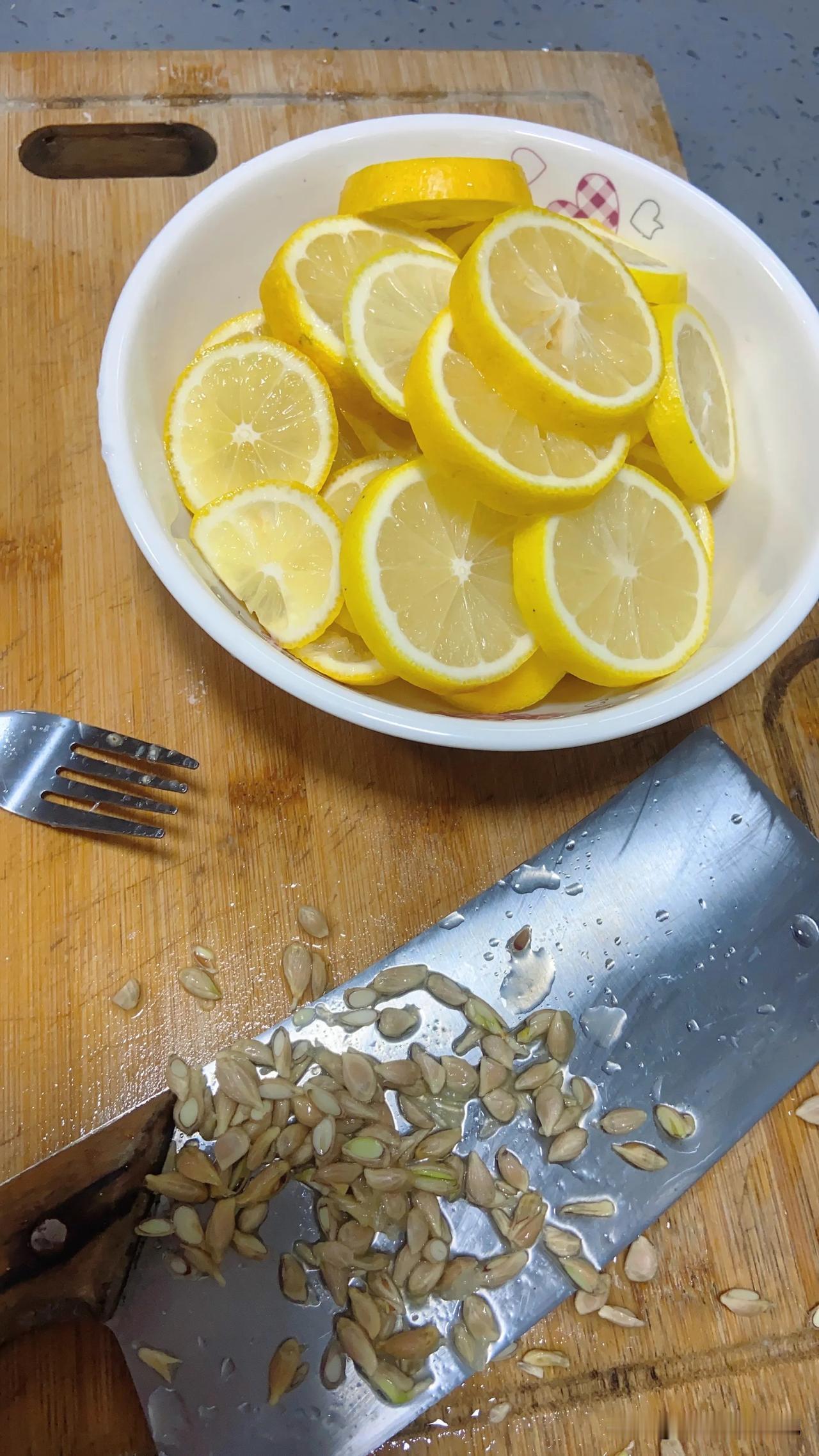 没想到一次就成功了，有点做美食的天分……
最近嗓子有点不舒服，想到柠檬膏不错，但
