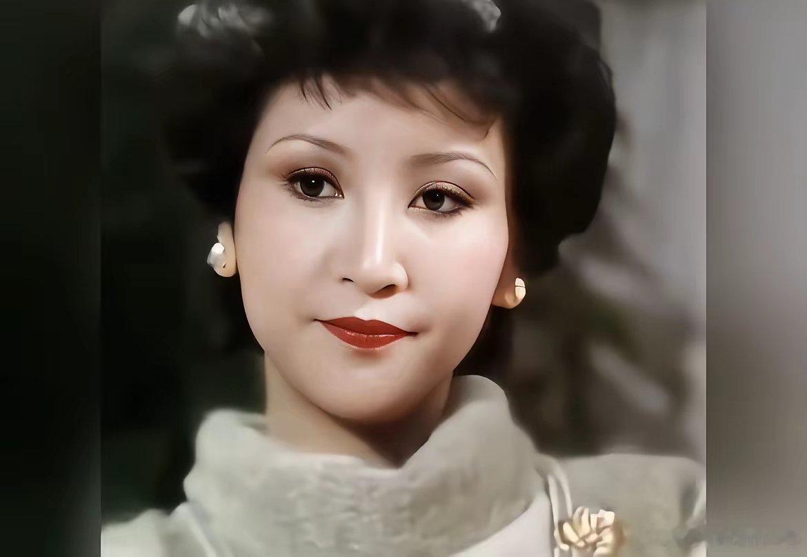 谢霆锋的妈妈狄波拉，年轻时候容貌精致，感觉不输赵雅芝，原本以为拥有这张贵气的脸的