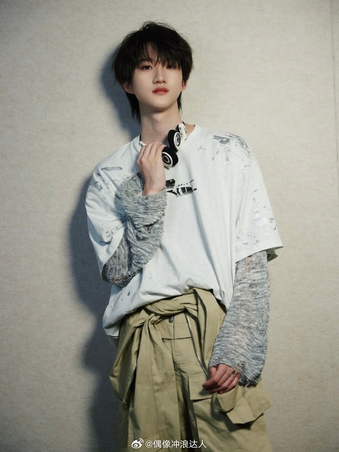 全深圳都在偶遇春日版黄朔黄朔深圳随机舞蹈夯爆了 黄朔粉丝吃的太好了，身着白西装搭