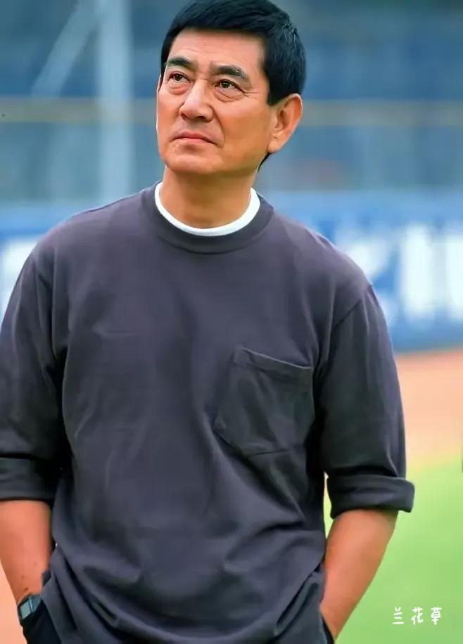 高仓健。
高仓健的硬汉形象谁不喜欢呢？《远山的呼唤》、《幸福的黄手帕》、《追捕》