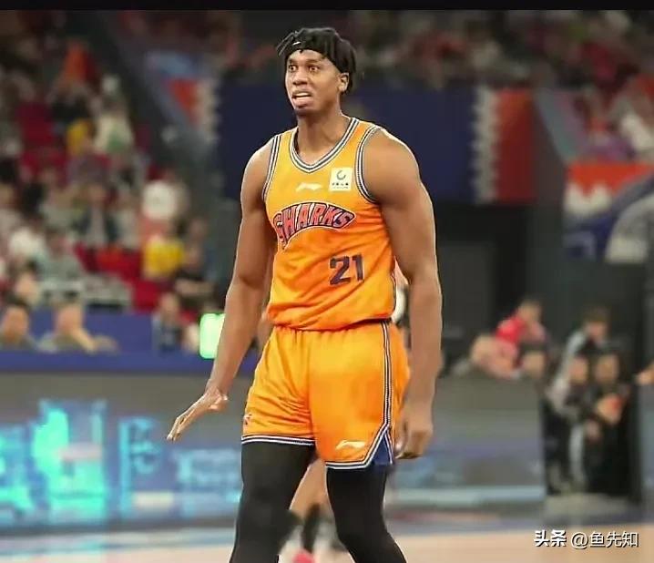 白边还是太年轻了，今天白边在曾繁日头上扣篮，竟然做出了“too small”的手