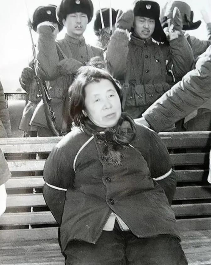 1980年，在宾县的一次公审大会上，留下了这张照片。这个被五花大绑在椅子上的女人