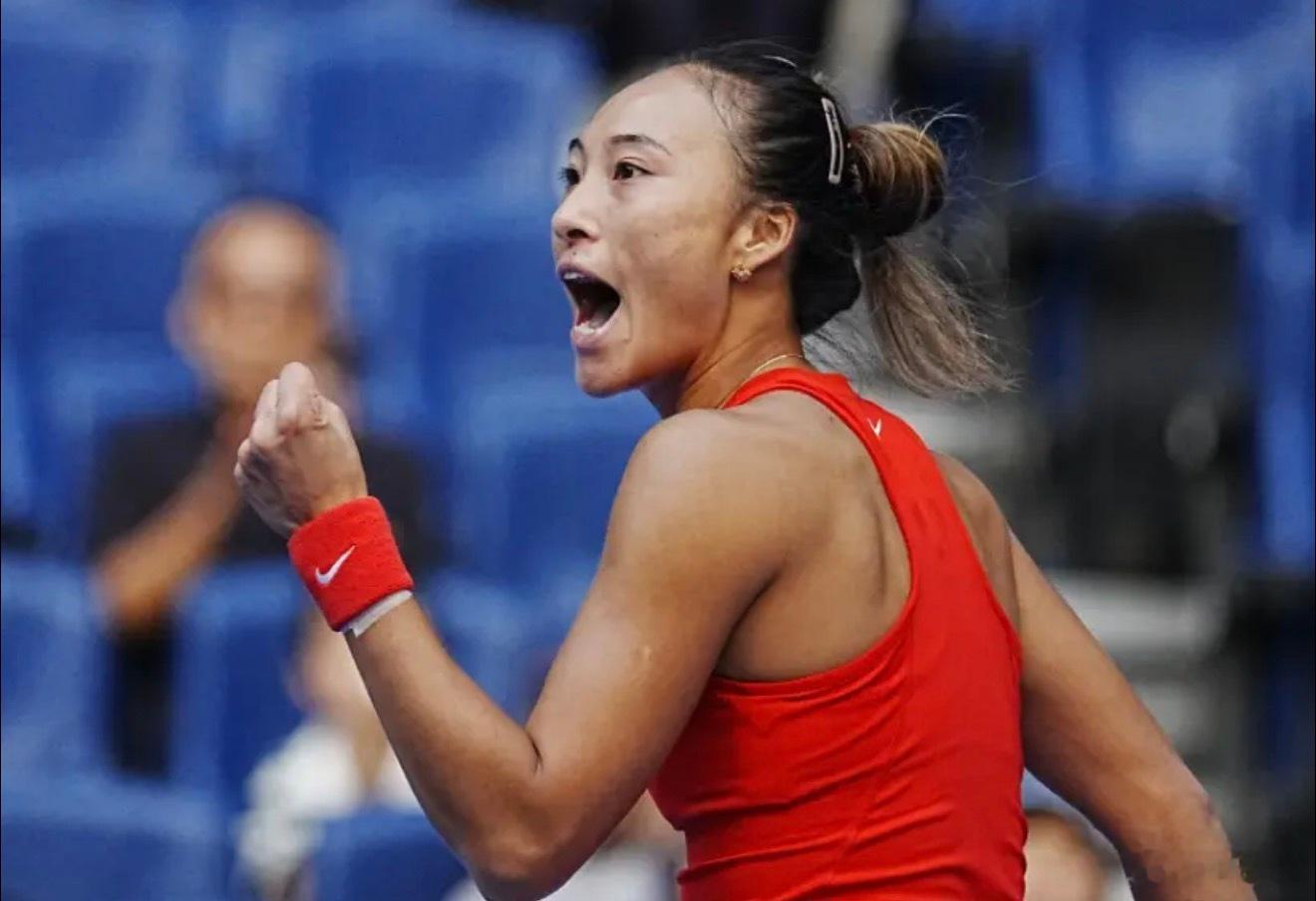 追平生涯纪录！郑钦文2-0横扫斯维托丽娜 时隔两年重返中网四强。北京时间10月9