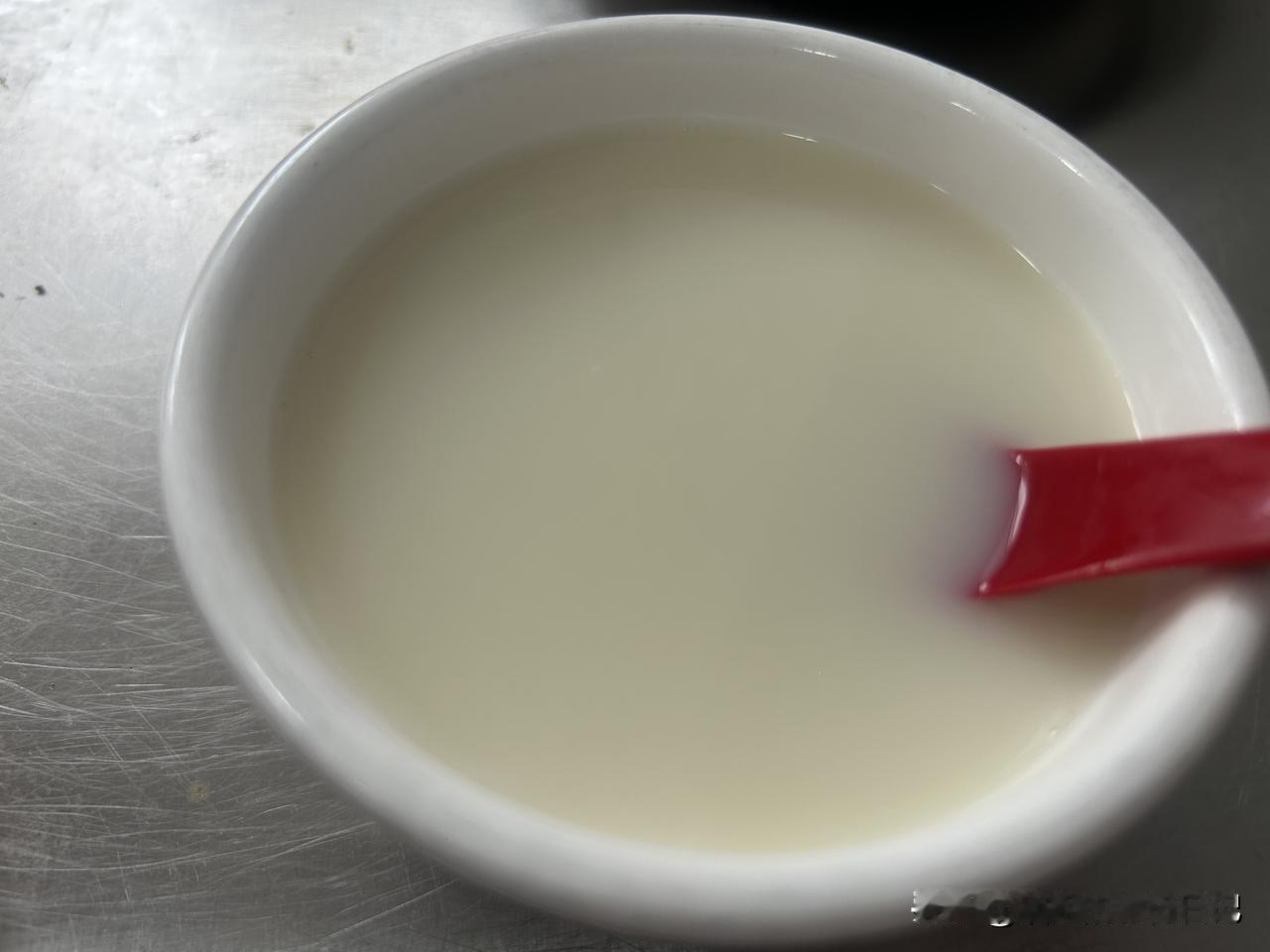 带着83岁妈妈旅居弥勒的第20天！
弥勒的早餐，我这碗小锅鲜肉米线是7元，配的素