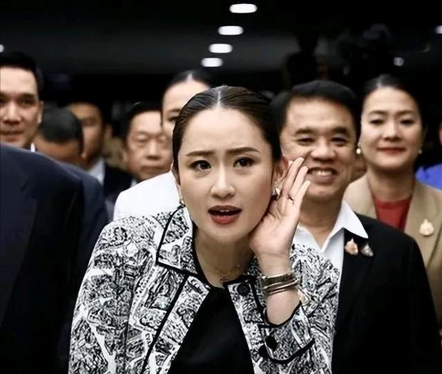 佩通坦既可以可爱又可担当大任，她周围的女子个个对她投以欣赏的眼光。她是女人的榜样