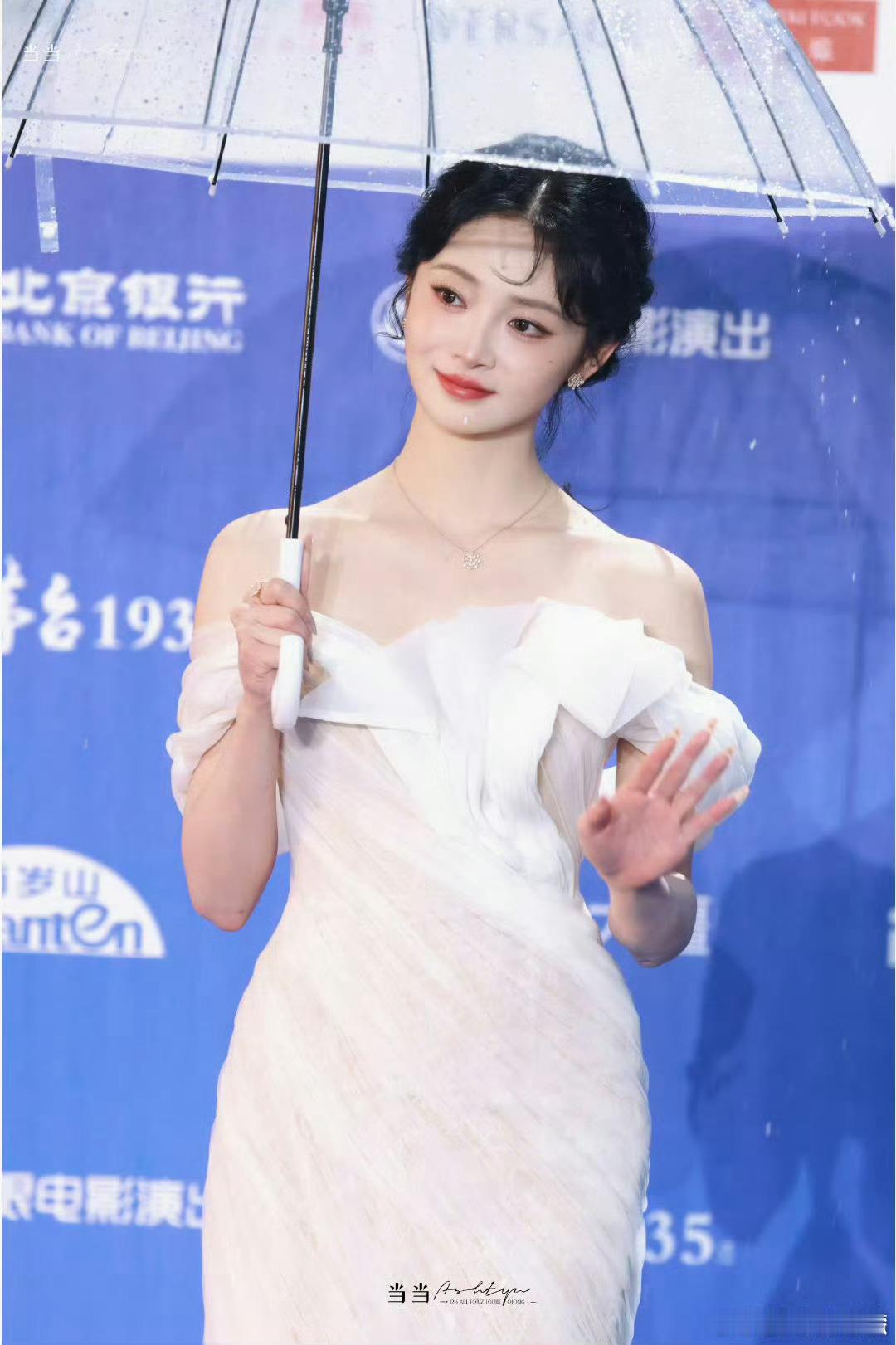 周洁琼后背湿透了 北影节暴雨突袭，礼服湿透紧贴后背，她坚持走完全程，表情稳定大气