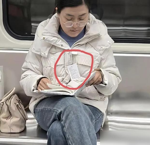 地铁里那截飘来飘去的吊牌简直比灯管还扎眼，这位大姐把“白嫖”玩出了新高度。

这