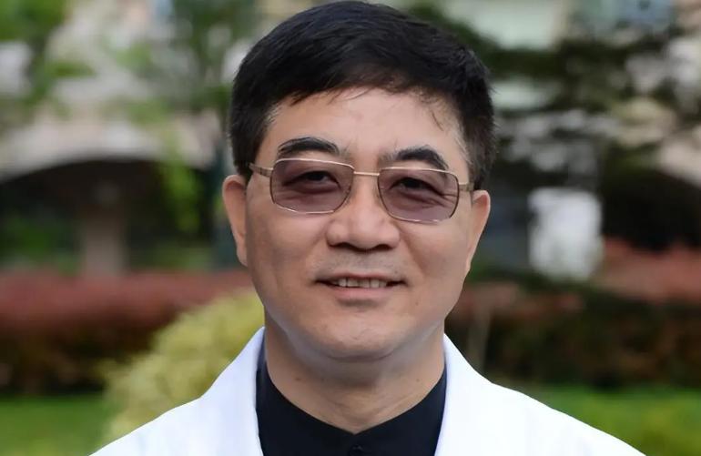 上海中山医院顶尖心内科主任葛均波，在为一位19岁的少女做心脏手术时，竟突然颤抖着