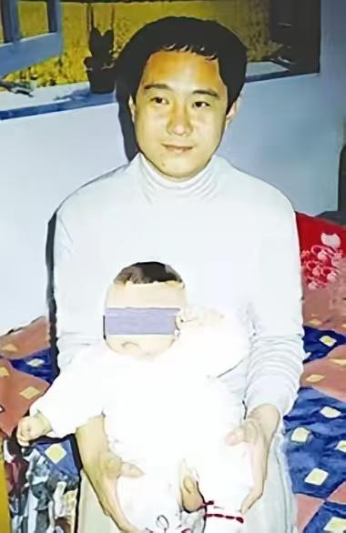 1983年，北京一名18岁少年，因抢了路人1顶帽子被判流氓罪，并处以死缓。他积极