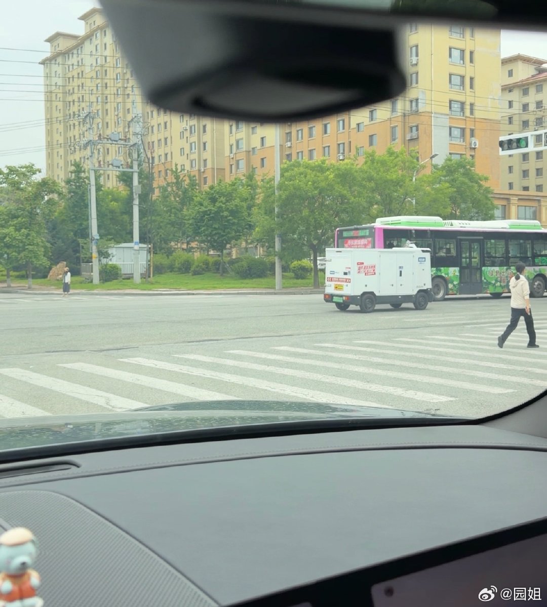 我们这居然也有无人的快递车了，今天突然看到，跑的还挺快的，和公交车速度一样快快递