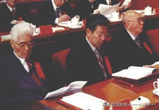 2002年11月8日，荣毅仁(左)应邀列席中国共产党第十六次全国代表大会开幕式。