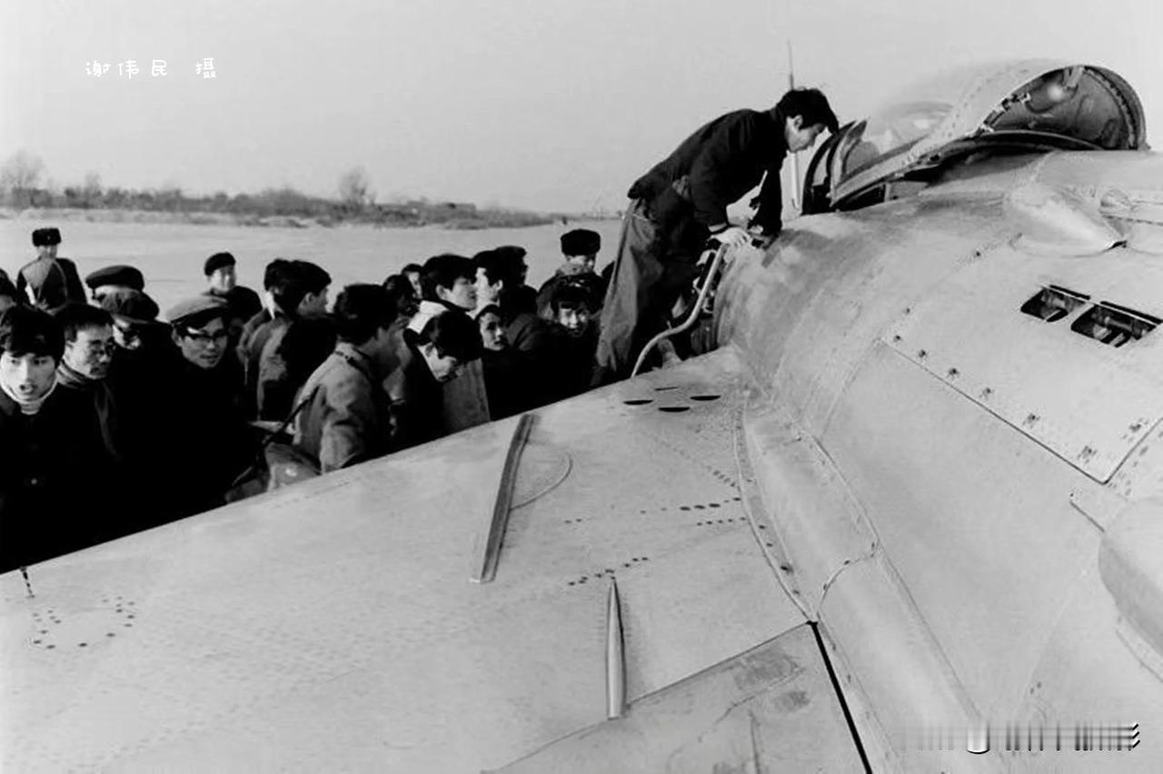 1982年12月17日，上海宝山大场（ 部队 ）机场来了一批参观者。有知道当年这