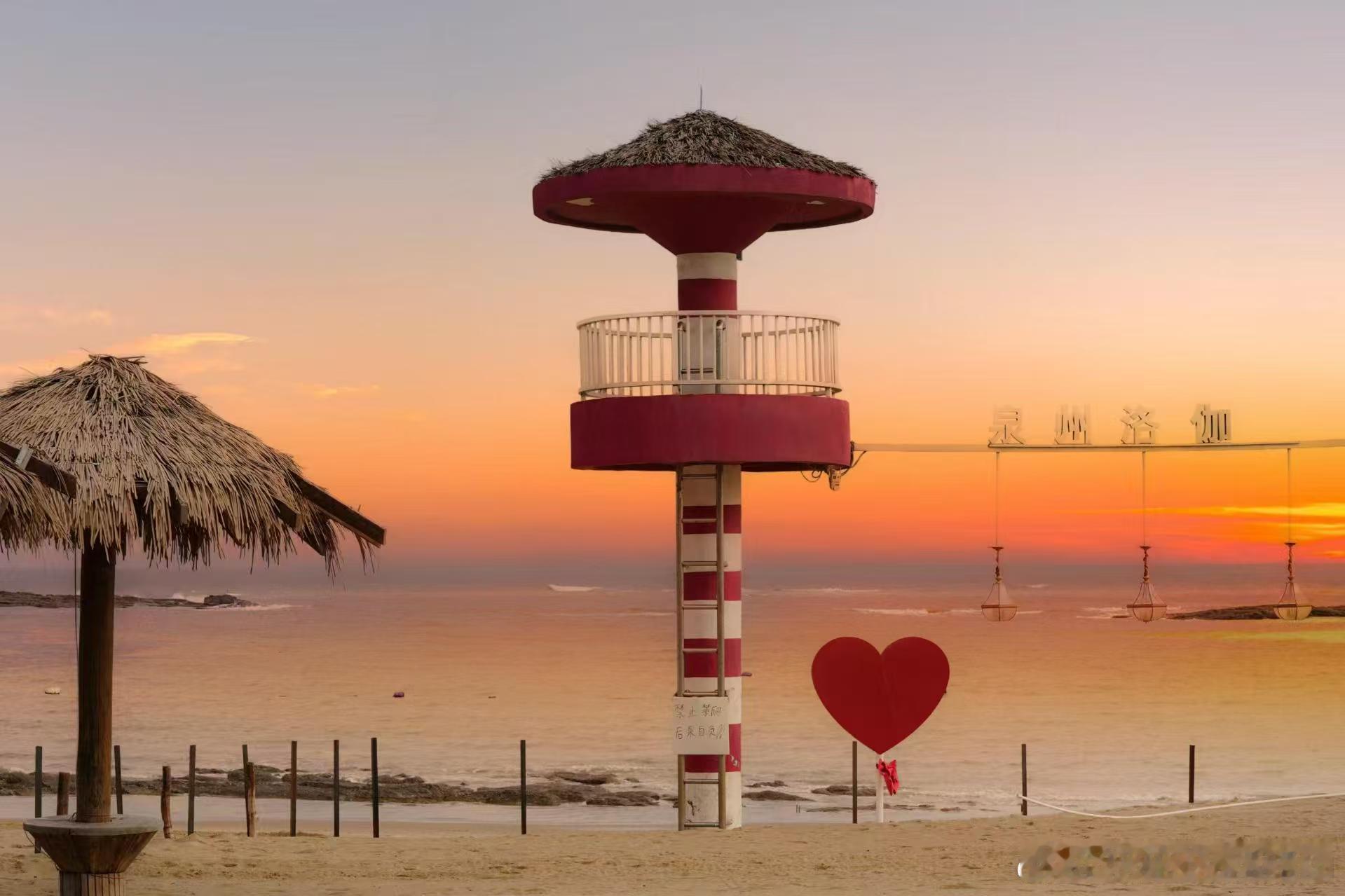 来泉州赴一场海边落日局落日为幕，大海为景，泉州将非遗搬进绝美海景之中。一边邂逅浪