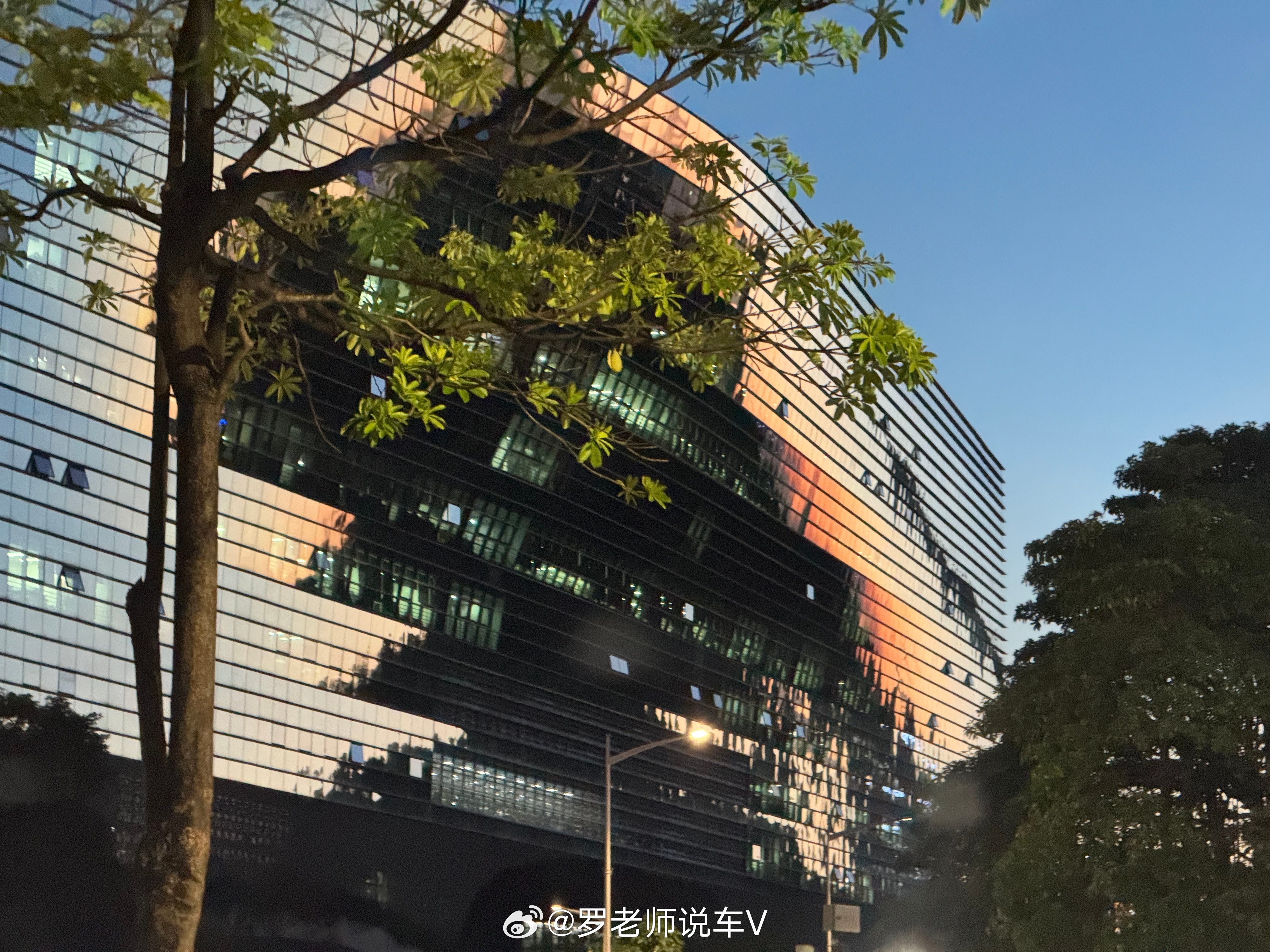 给大家看一下深圳的蓝调时刻，大概在晚上7点左右，大家可以开个车出来看看这美丽的时