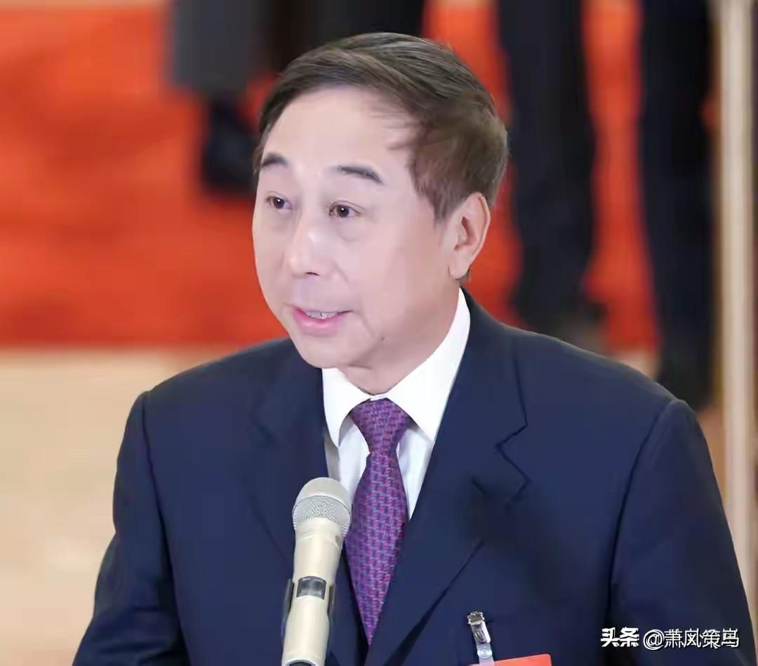 冯巩突然冲上热搜，这波真的太提气！身为曲协主席，他在人民日报发文谈喜剧创作，句句