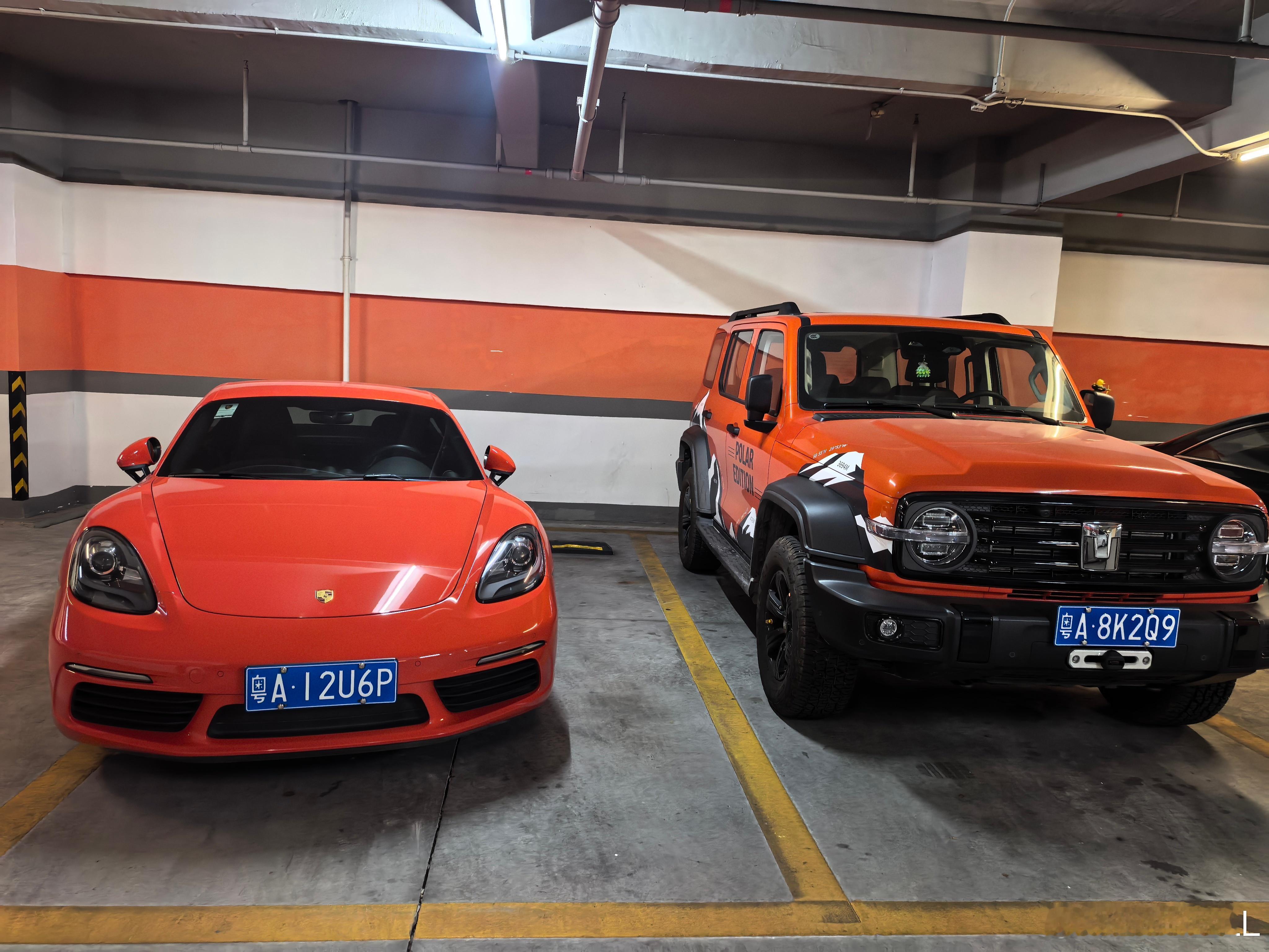 你别说，保时捷Cayman和坦克300放在一起还挺配。我一直觉得一台跑车和一台硬