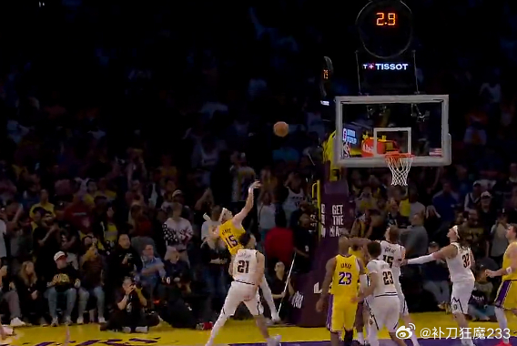 里夫斯是神！第二罚故意不进自己打进，上一次看到这个剧情还是东契奇60+21+10