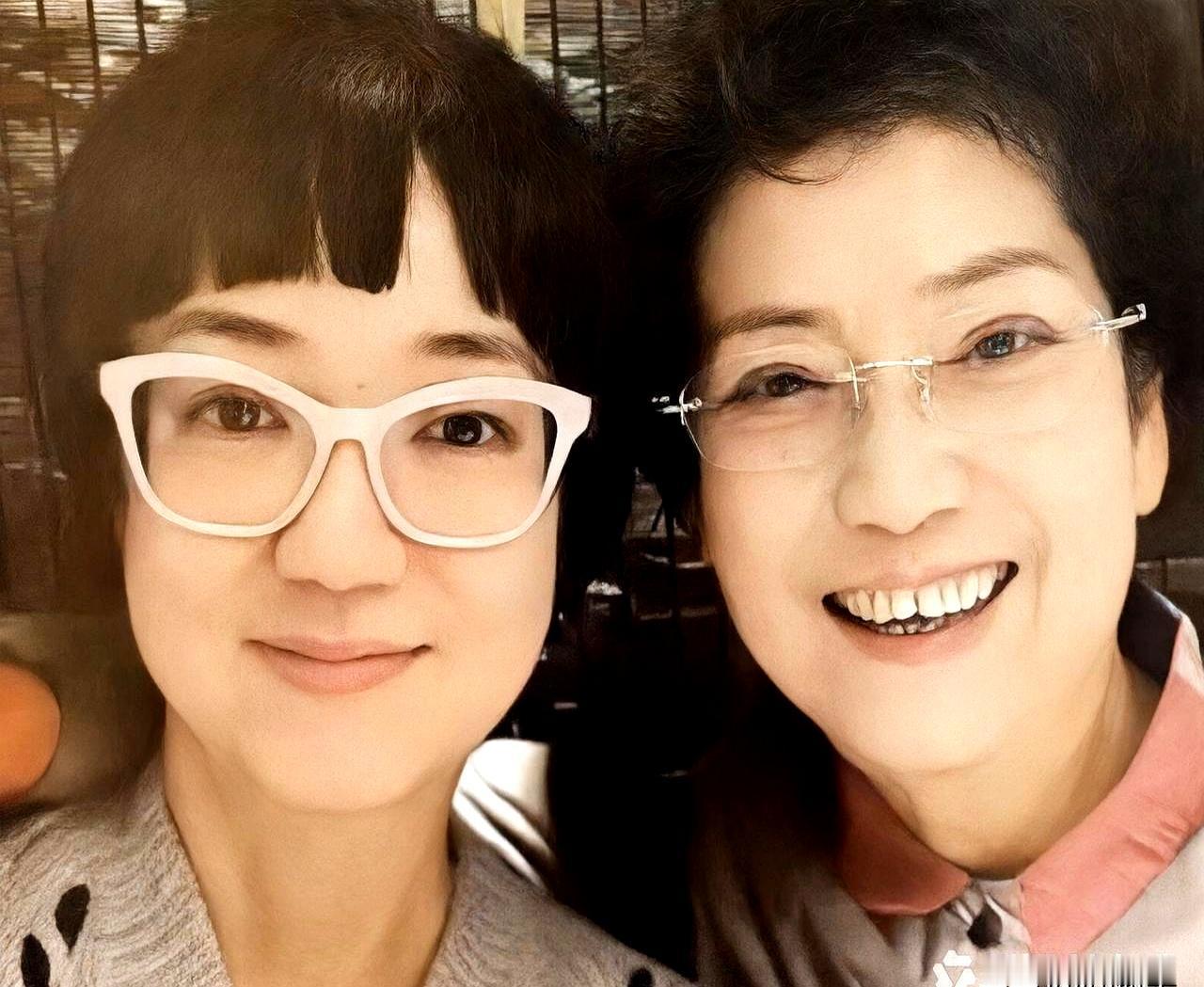 凌晨灯灭时，饭桌玻璃下还压着一张纸条。
周一写上趣事和委屈，父母巡演归来，才在深