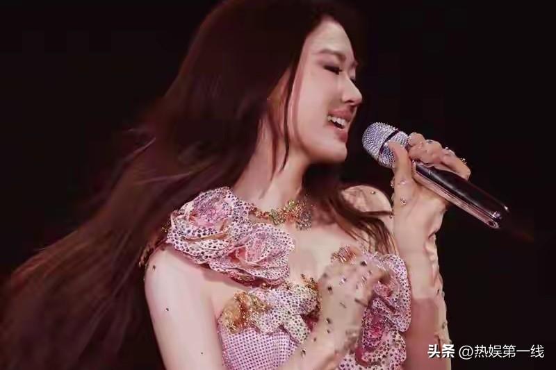 【3分钟售罄2.4万票，舞台上啃猪蹄，这反差太接地气！】

谁能想到，那个在《中