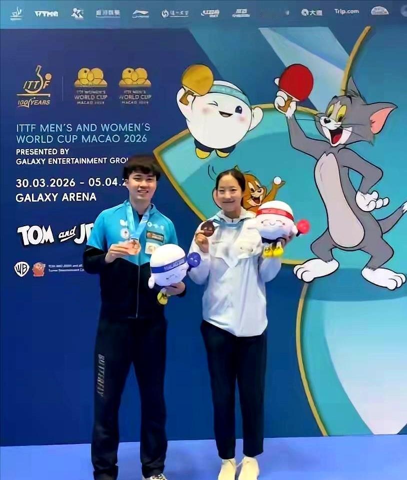 澳门世界杯刚落幕，韩国选手申裕斌一张和林昀儒的合影直接爆了。配文“和昀儒欧巴！哈