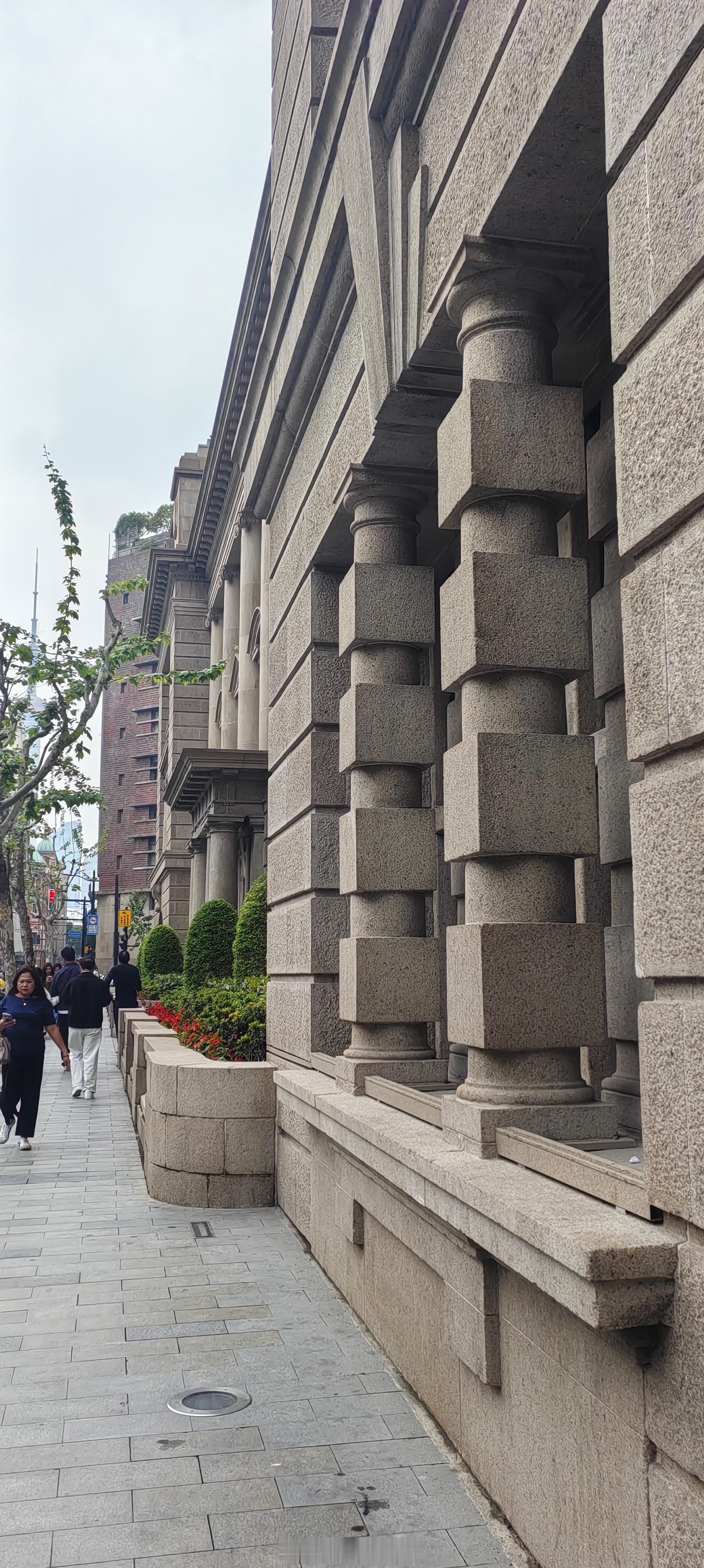 上海外滩老市政府外滩老市府建筑历经世纪岁月的洗礼，每一处砖瓦都承载着上海百年的沧