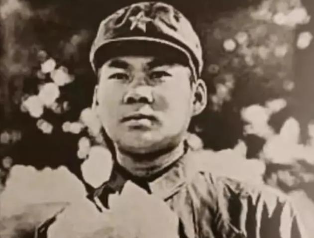 1979年，解放军战士在中越边境巡逻时，发现了一个身受重伤的军人，军人强撑着一口