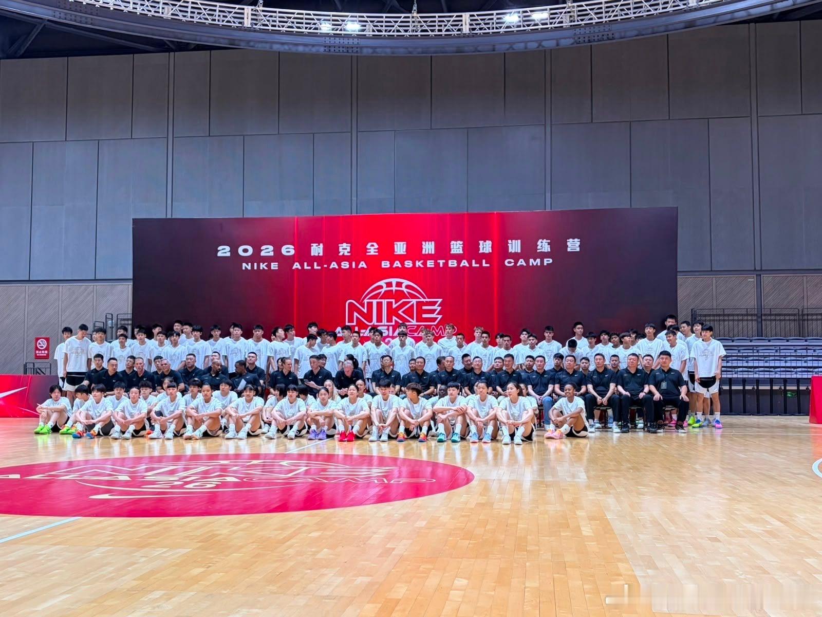 这次 北京的 耐克亚洲训练营，男子组澳洲竟然一个U17的都没派来❓拿了女子组MV