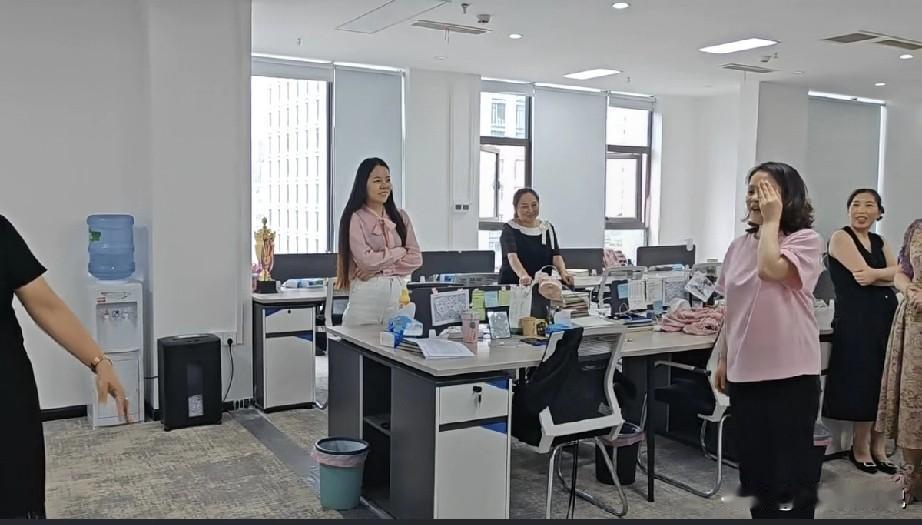 公司一名高级销售经理要离职了，他手里还有之前出差垫付的两万多块钱没报...人家离
