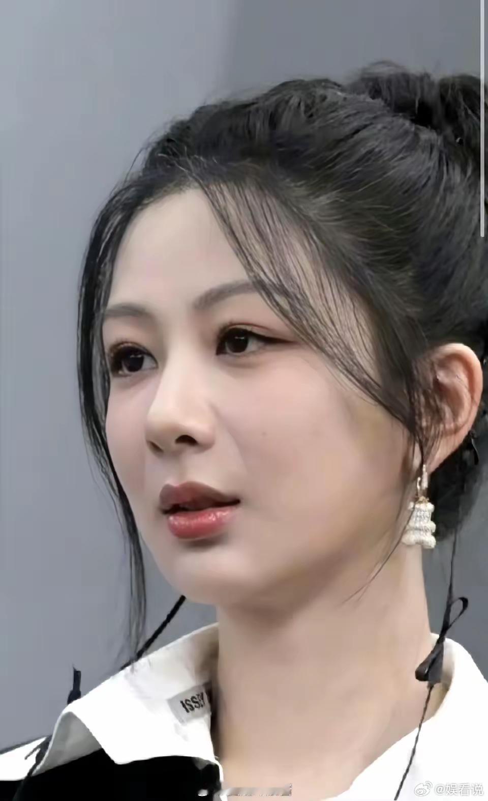 紫粉也知道不P拿不出手么，第一张生图第二张P完后的图，网友说神似赵丽颖 ​​​