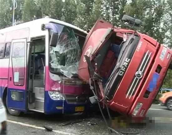 货车侧翻与客车相撞，16人受伤

近日，一起货车侧翻与客车相撞的交通事故引发了广