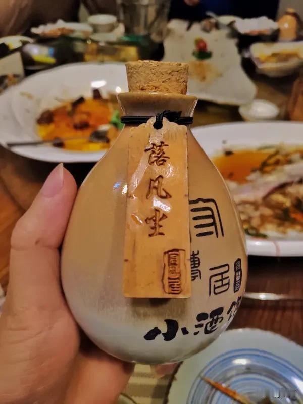 看到“你以清风下酒”这个上联，瞬间来了兴致。我觉得“我凭落日烹茶”能与之相对。“