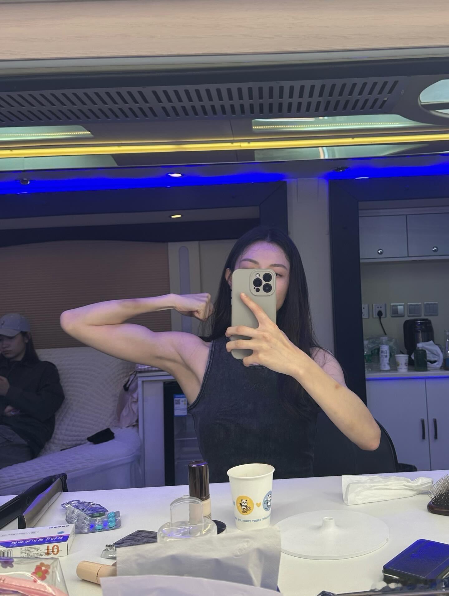 第一次见老母鸡人格的女主林三酒56度高温绝境人人自顾不暇，只有她像护崽老母鸡拼命