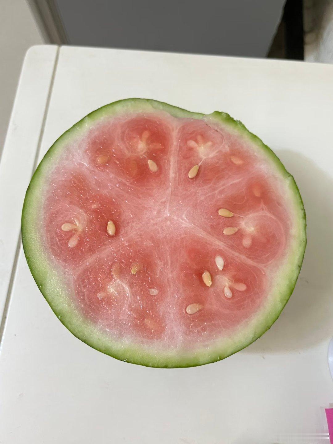去买西瓜，老板拍得咚咚响：包熟包甜，不熟不要钱。结果切开全是白瓤，找他理论。老板
