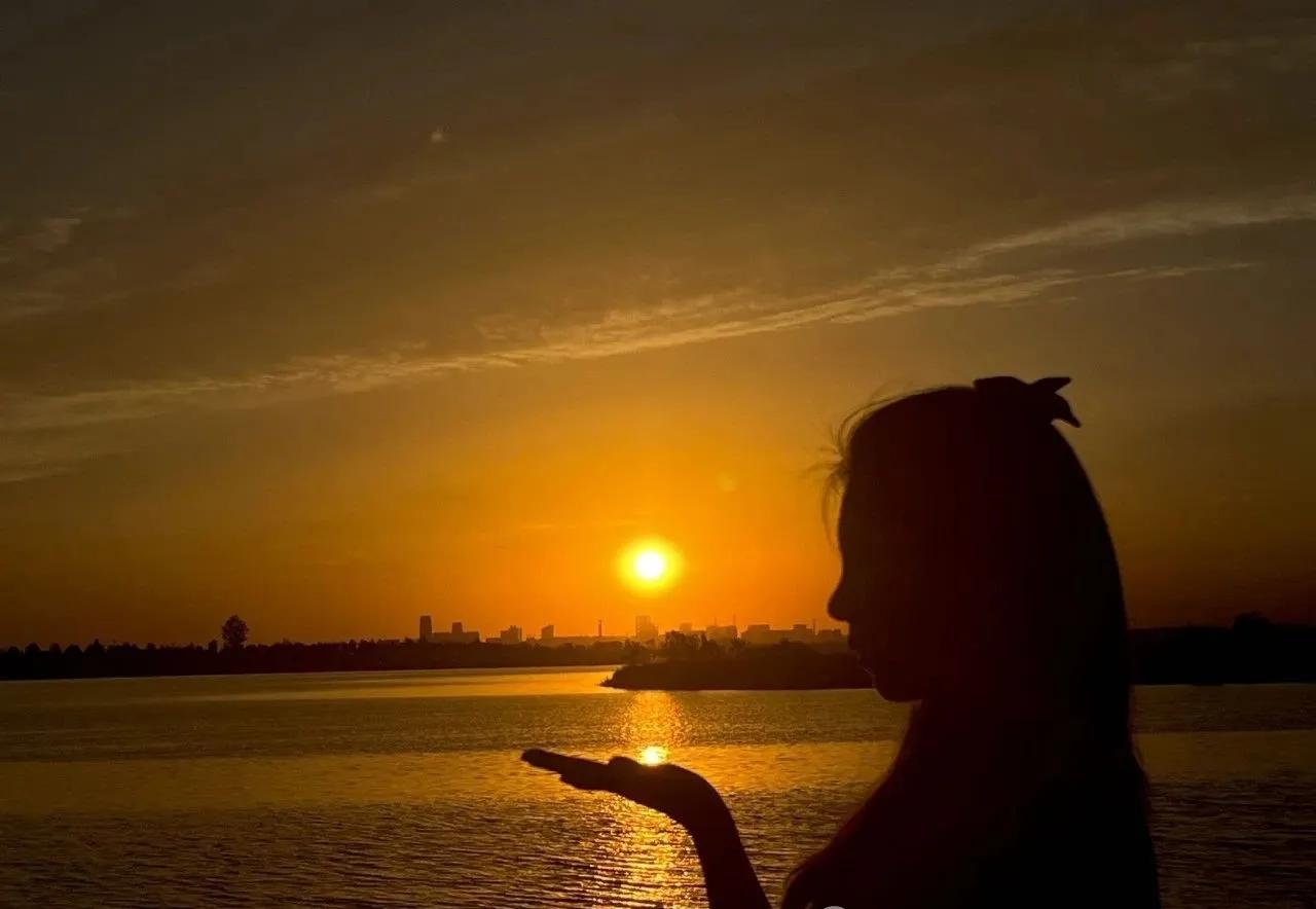 《如梦令.坐看流霞妩媚》
坐看流霞妩媚。卸下浑身疲累。
静享好时光，别有一番滋味