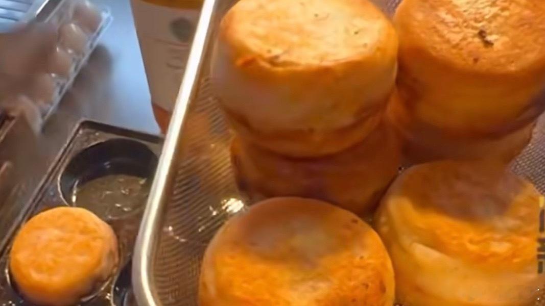 35岁程序员转行摆摊卖肉蛋堡月入5万 北京35岁程序员刘先生辞职卖肉蛋堡，单价5