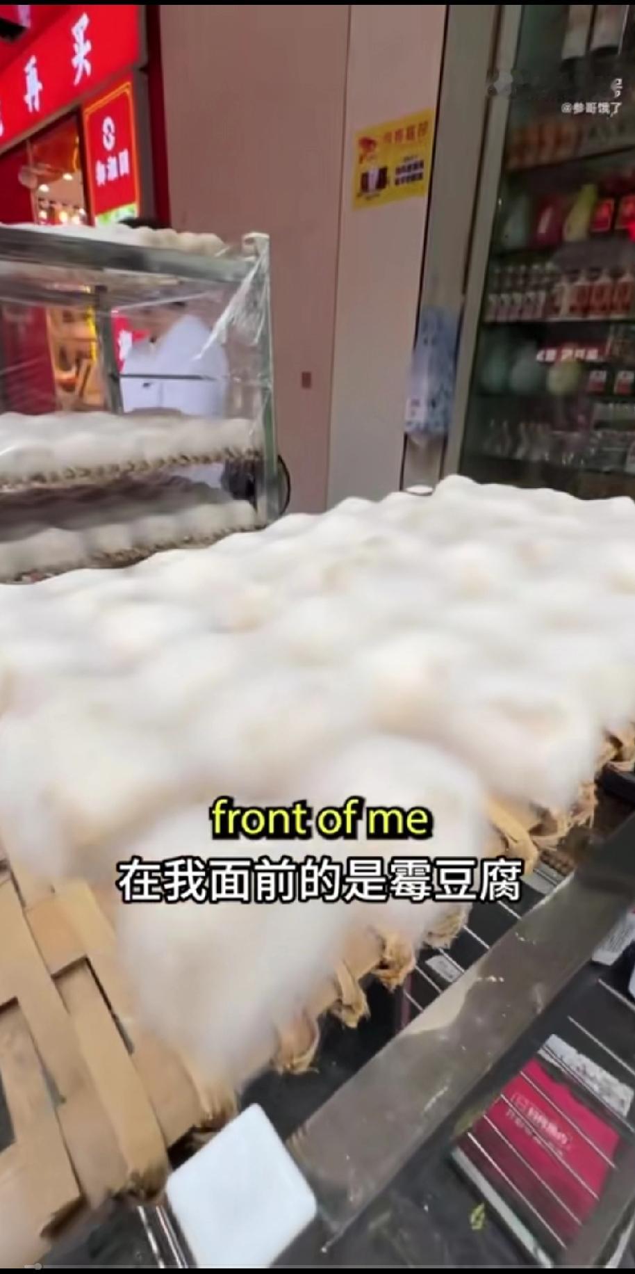 这个外国小哥实在是太搞笑了，他听说中国有各种奇奇怪怪的美食，于是就来到中国大街上