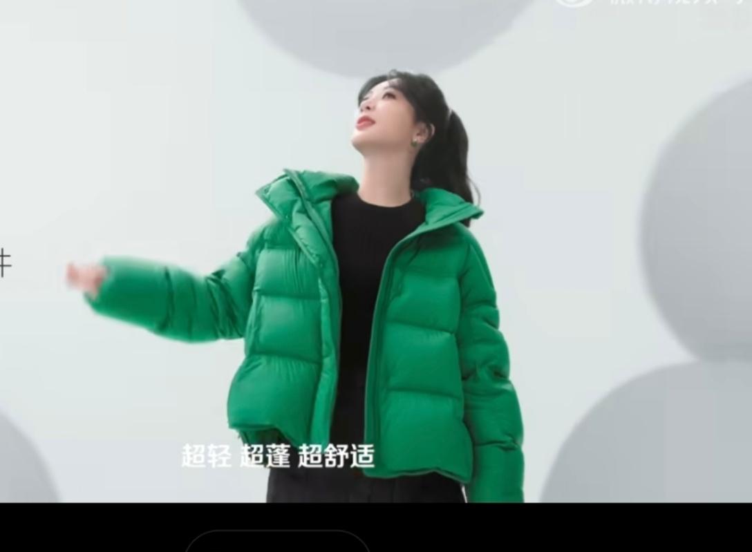 #娱乐[超话]##杨紫绿色泡芙羽绒服##杨紫好像小泡芙#杨紫绿色泡芙羽绒服看起来