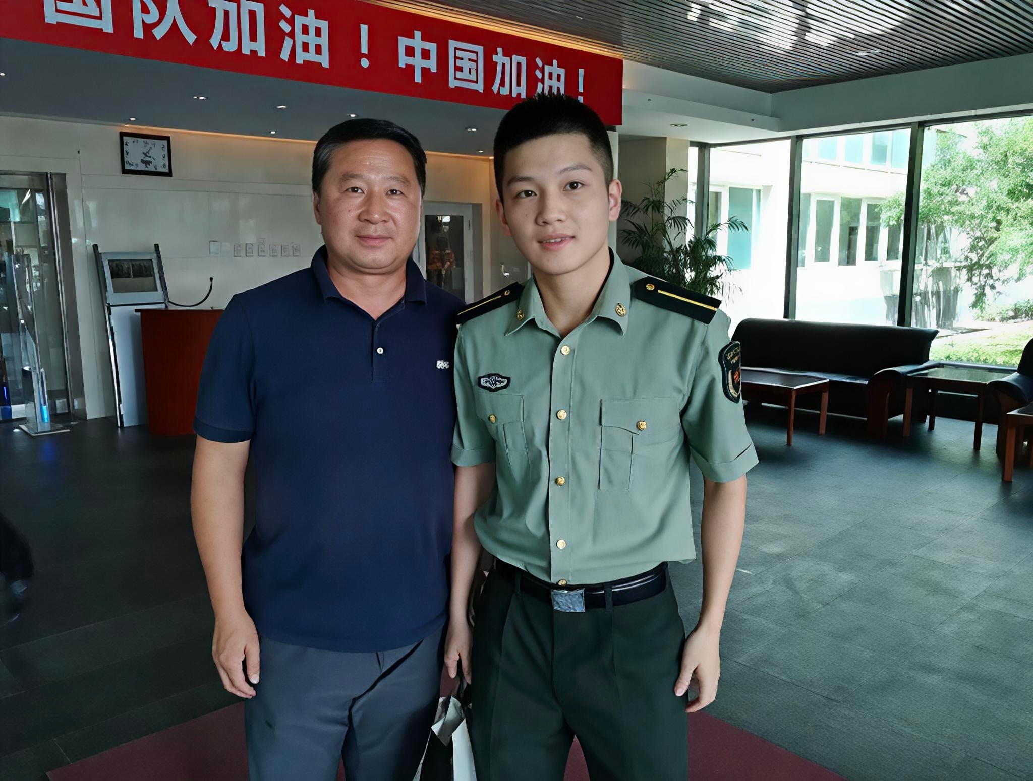 收到樊振东兵哥哥时期的一张合照两字“板正” 
