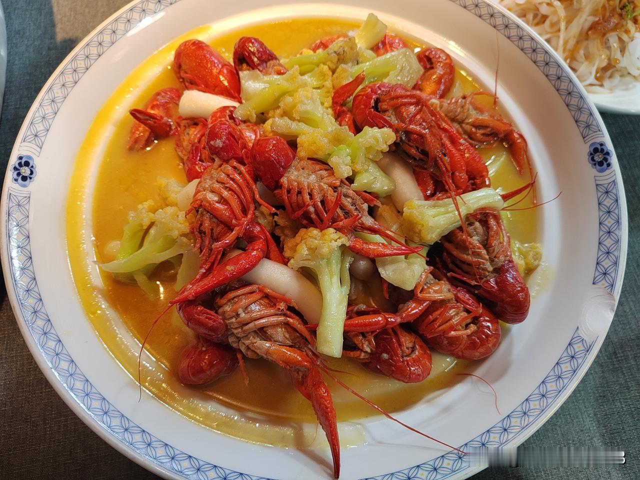 昨天五一假期第三天，小孩休息在家里，晚上不想在家里弄饭，去外面饭店吃个晚饭。
正
