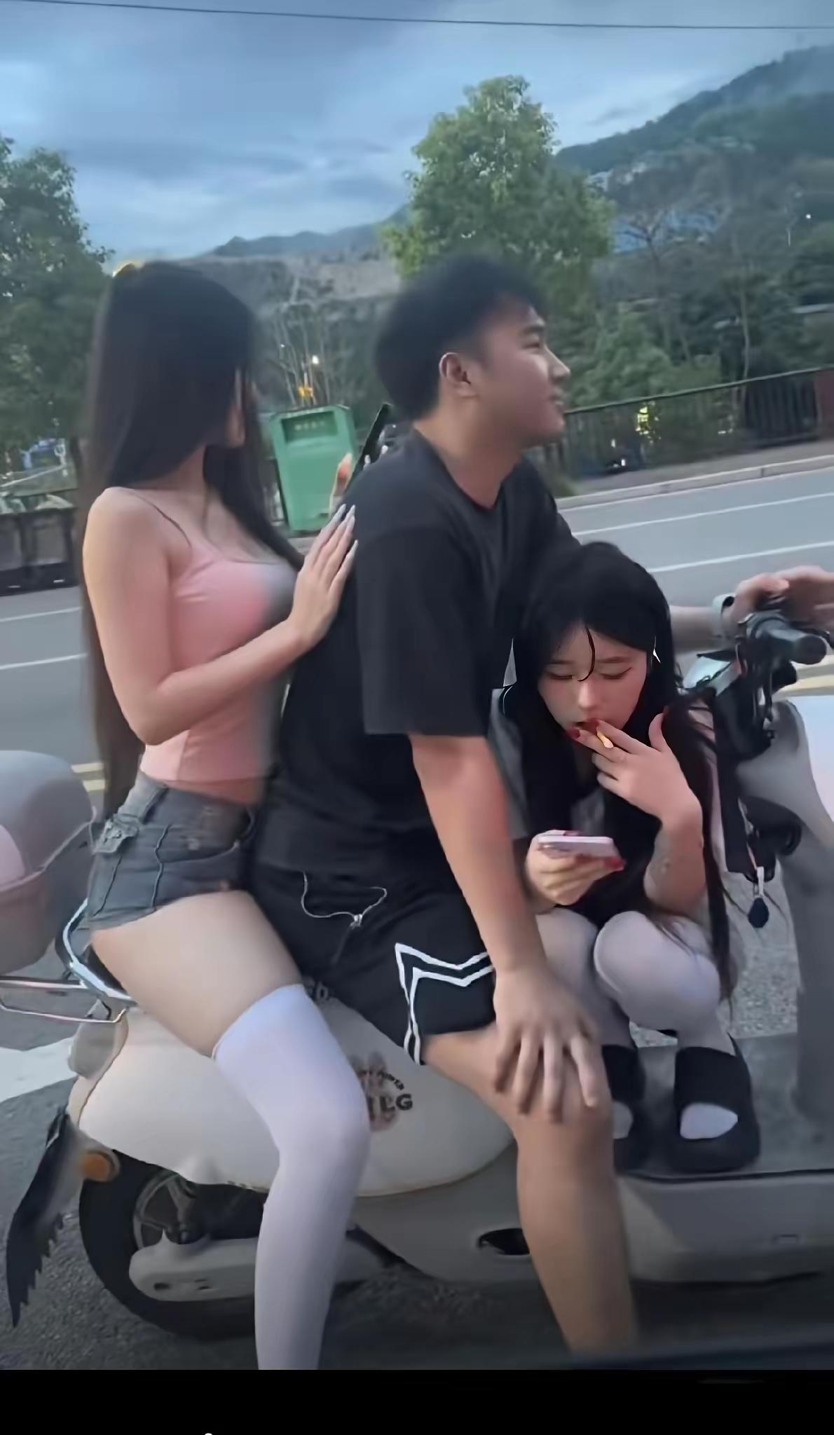 一车载着仨，
女儿和她妈。
安全记心里，
平安带回家。
