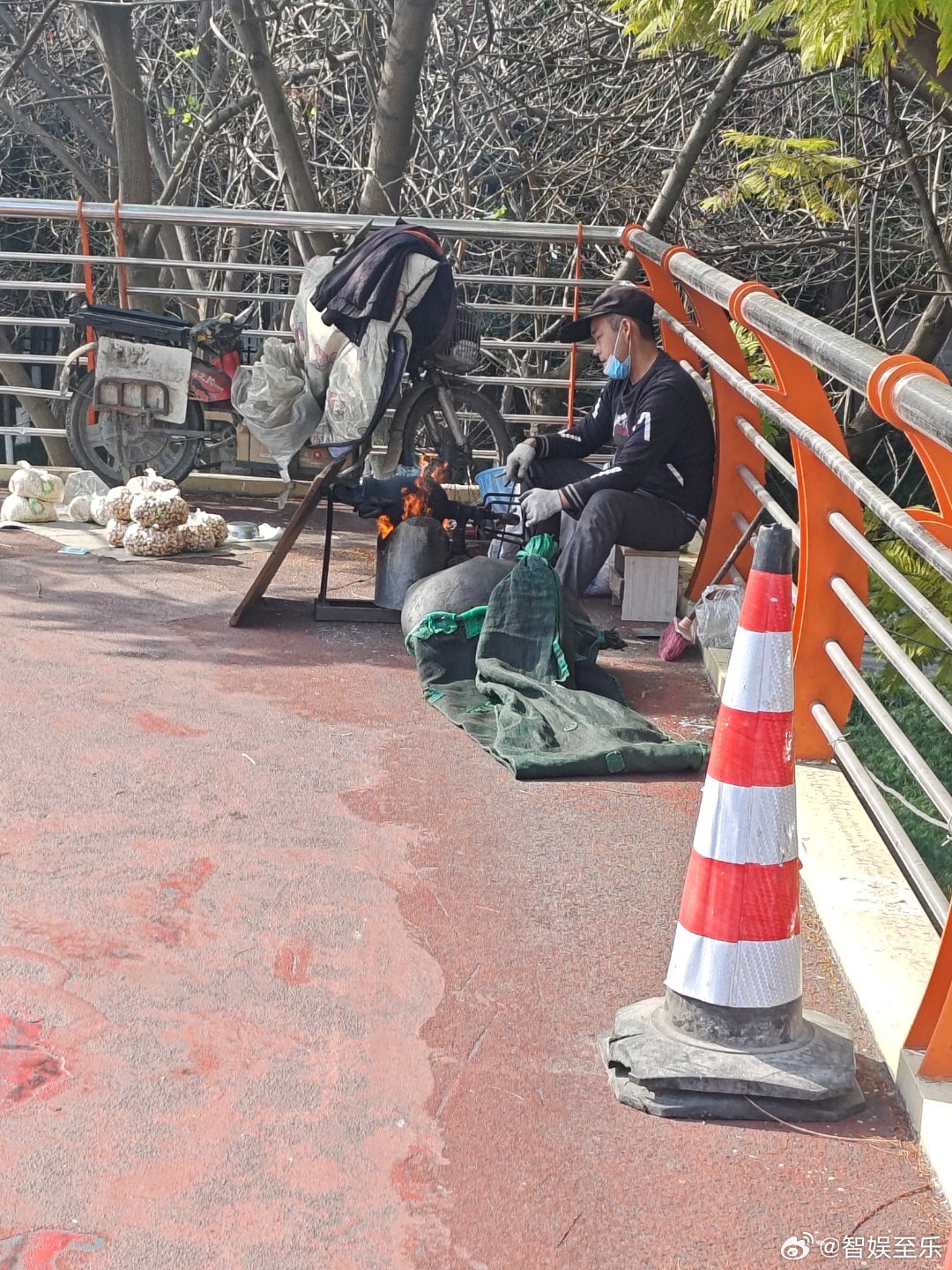《爆米花》爆米花曾经也不是想吃就能吃的零食，大米玉米平时挺紧俏，只有到了腊月，以