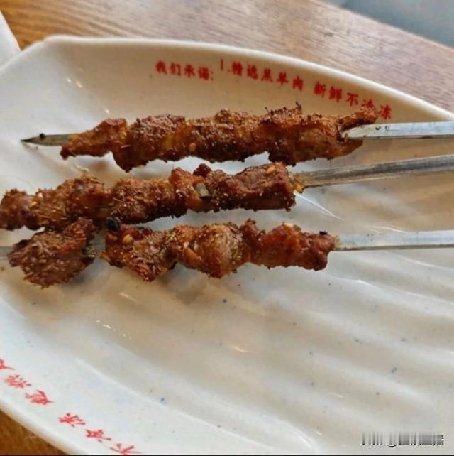 南城香一家门店的员工，把餐盘上“肉串不隔夜，限售8小时”这行字刮了。理由就一句：