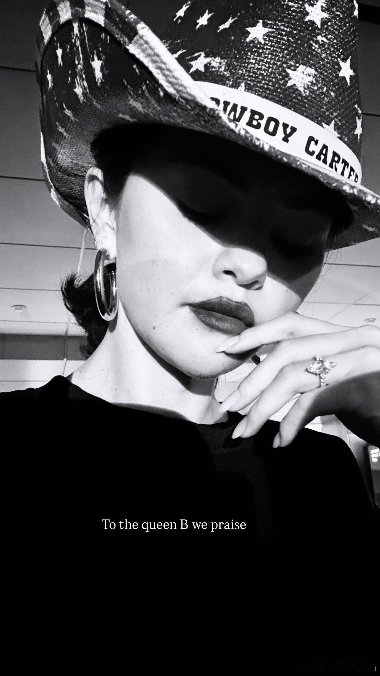 Selena Gomez赛琳娜戈麦斯晒图致敬碧昂斯，戴上牛仔帽观看巡演 ​​​