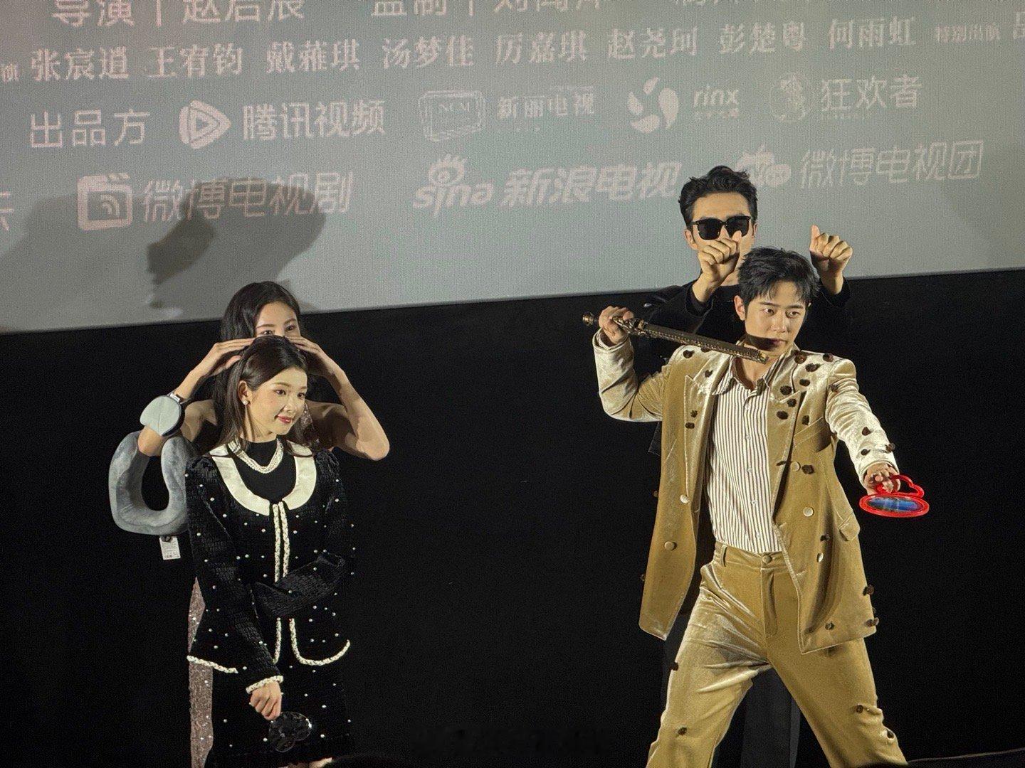 高伟光像是在梁靖康头上开摩托 剧宣还能这么玩？高伟光骑梁靖康头上开摩托，画面对比