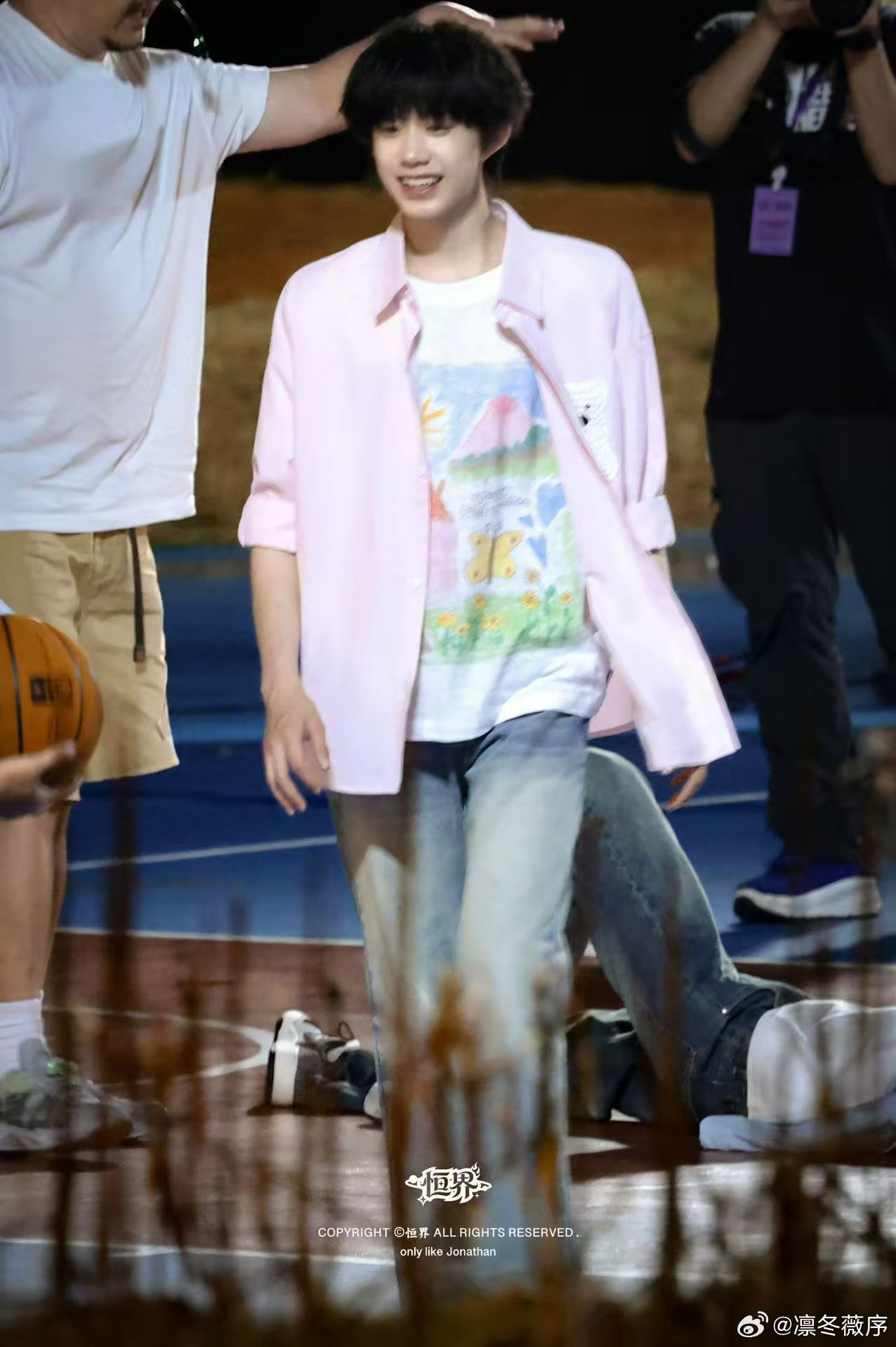 陈奕恒篮球压腕 陈奕恒真的把林清源学长的篮球魅力展现出来，压腕动作专业帅气，充满