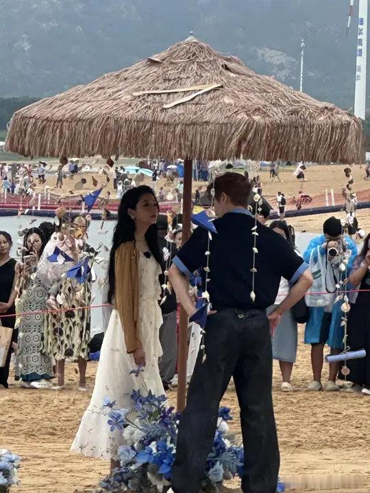 威海偶遇关晓彤李昀锐网友威海看日出偶遇关晓彤李昀锐在录制耀眼团综偶遇关晓彤李昀锐
