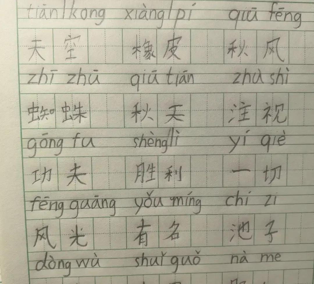 周末冷风嗖嗖，妈妈窝沙发追剧正上头，小孩哥抱着篮球冲进来：走，打球！
她关灯叹气